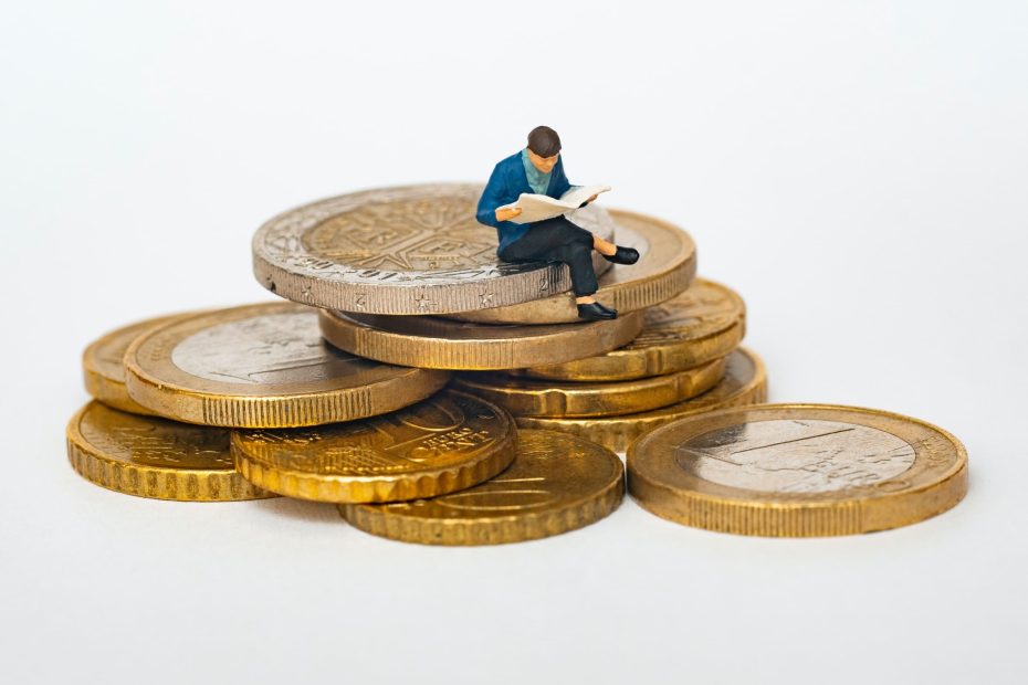 Reprise par une personne publique d’une entité économique autonome : le transfert du contrat de travail implique la reprise de la rémunération du salarié incluant les primes