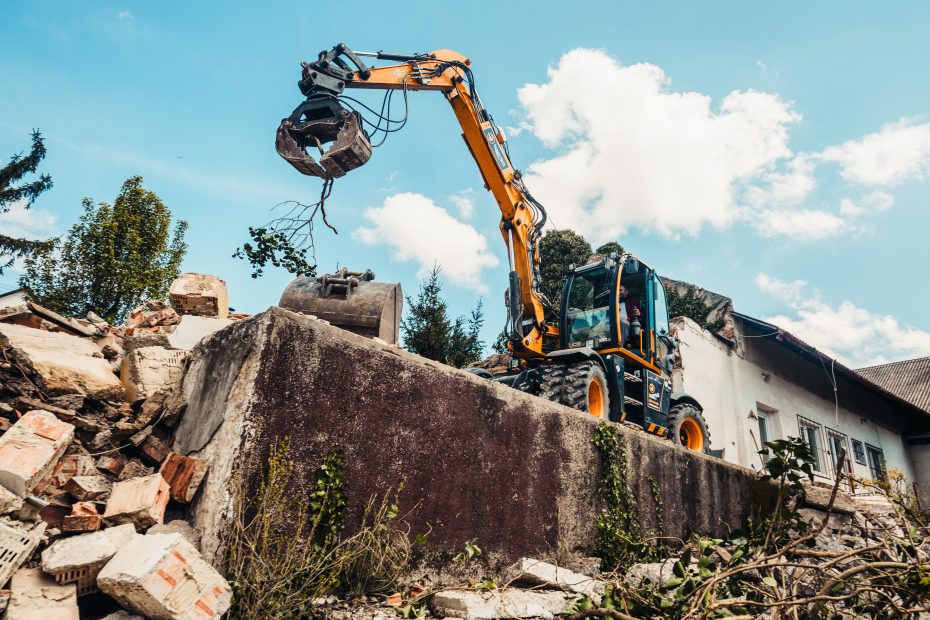 Le Maire peut ordonner, sous astreinte, la démolition des constructions irrégulières